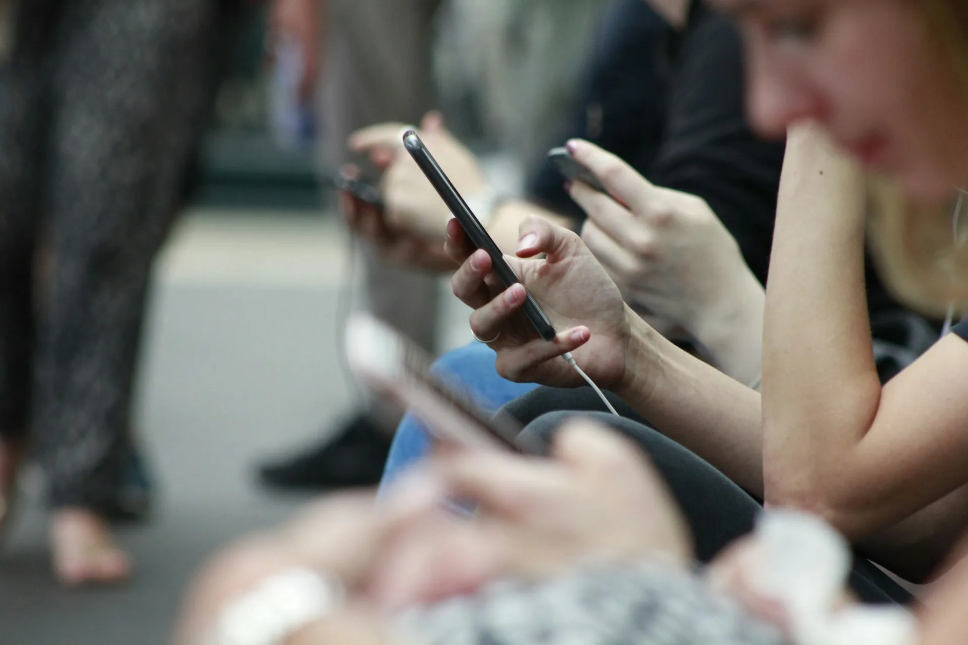 Een rij mensen scrolt op hun smartphone