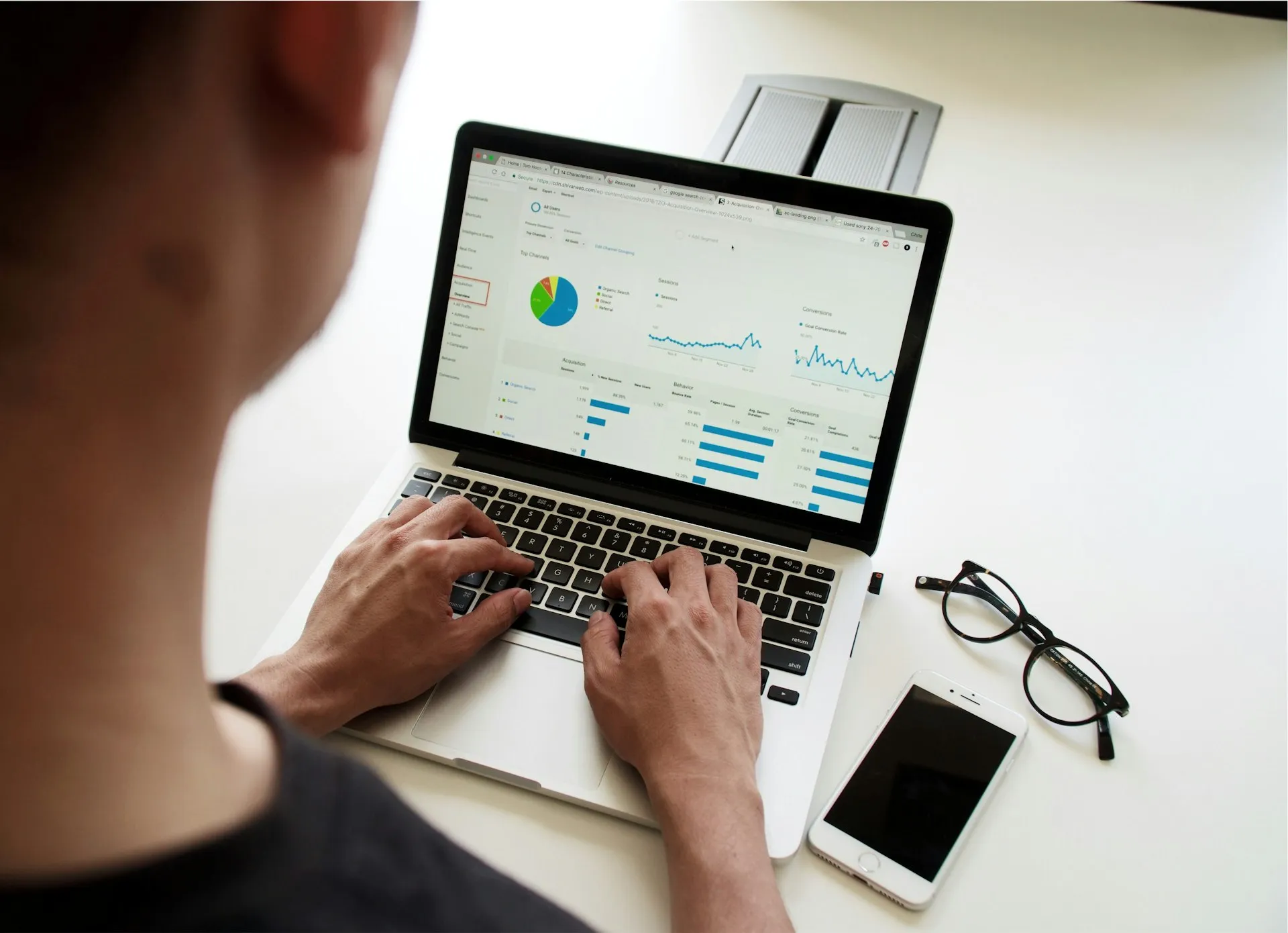 Iemand analyseert websitestatistieken op een laptop
