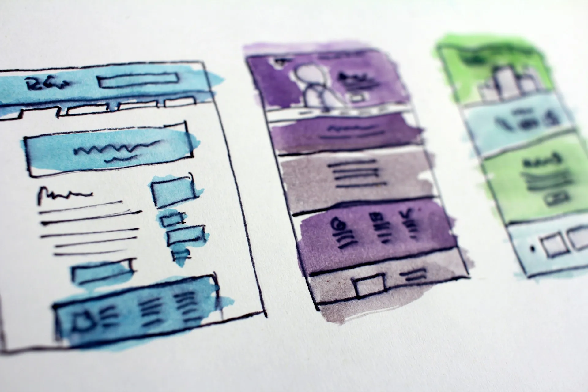 Geschetste wireframes van websitepagina's op papier